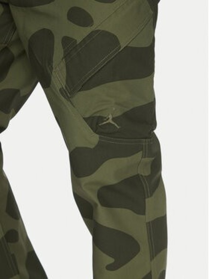 Nike Spodnie materiałowe FZ2060 Khaki Regular Fit