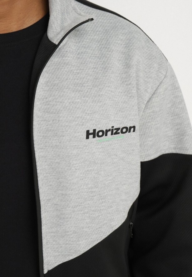 Szaro-Czarna Kurtka Ozdobiona Napisem Fonilia