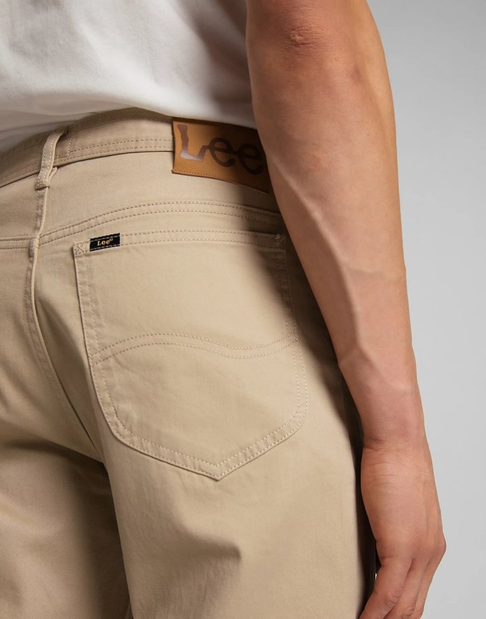 LEE EDEN MĘSKIE SPODNIE MATERIAŁOWE SERVICE SAND L70FLD10 112118624