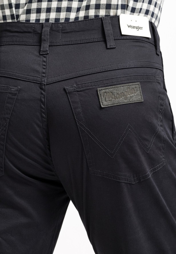 WRANGLER TEXAS SLIM MĘSKIE SPODNIE MATERIAŁOWE DARK NAVY W12SEAXAE 112330702