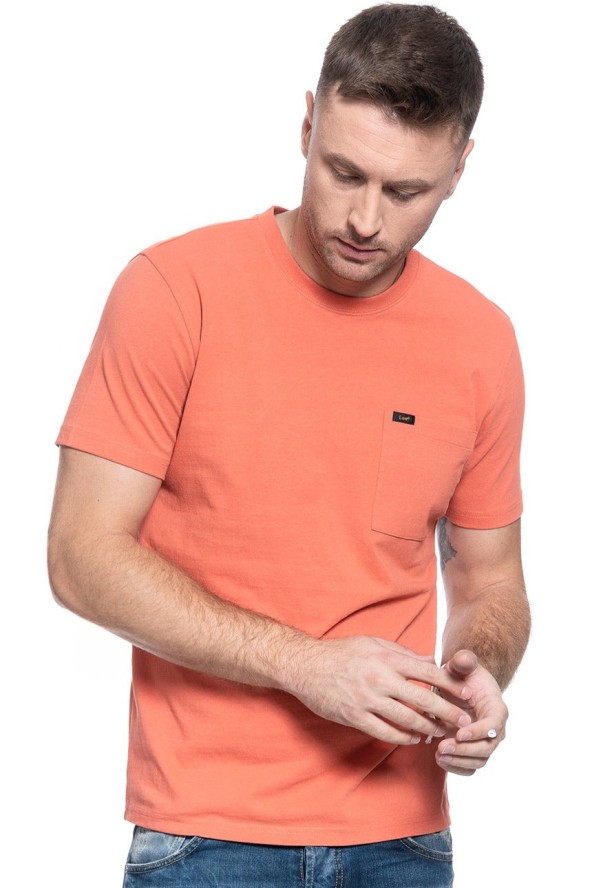 MĘSKI T-SHIRT LEE SS POCKET TEE PAPRIKA L64PSWNI 112115854