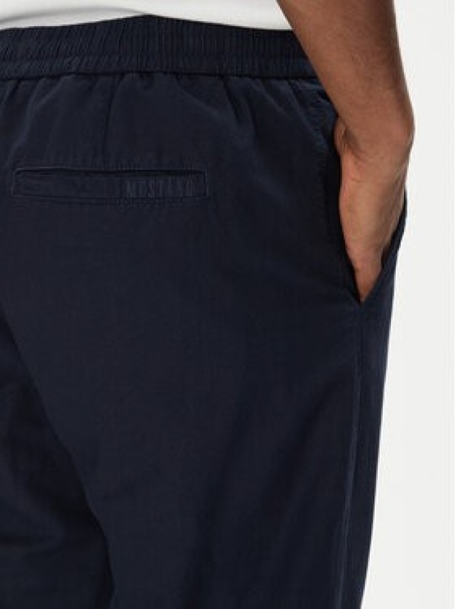Mustang Chinosy Milano 1016436 Granatowy Tapered Fit