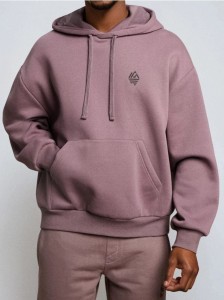 Bluza z kapturem Comfort Fit z haftem - fioletowy