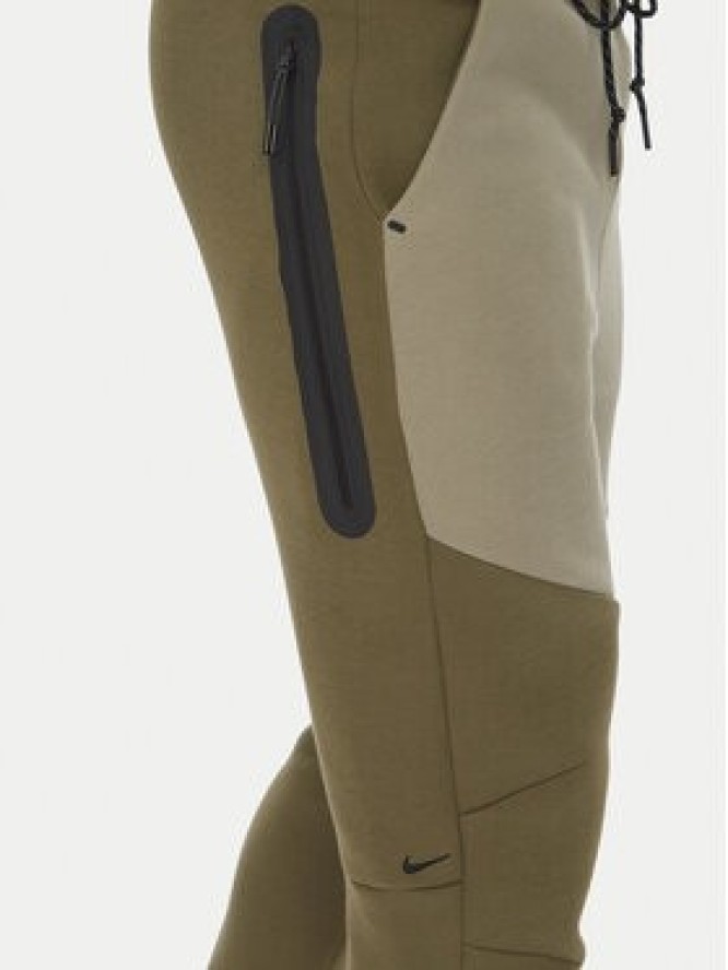 Nike Spodnie dresowe Tech HV0959 Khaki Regular Fit