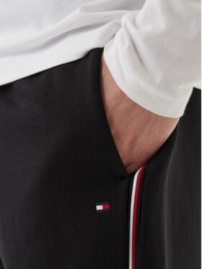 Tommy Hilfiger Szorty sportowe Global Stripe MW0MW42883 Czarny Regular Fit