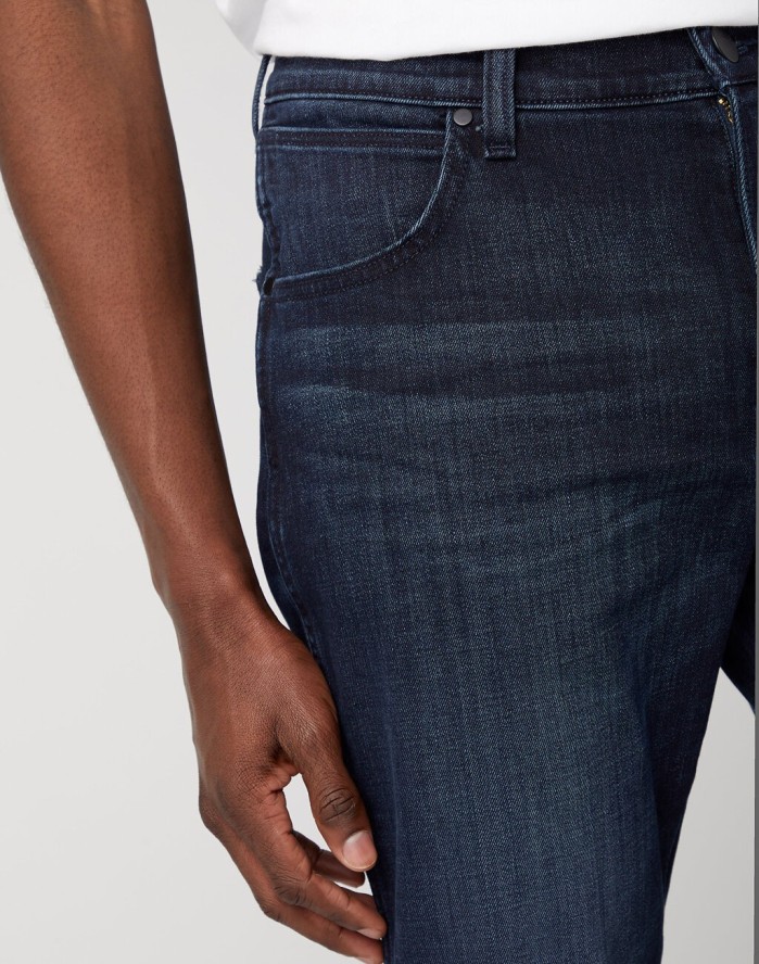 WRANGLER RIVER MĘSKIE SPODNIE JEANSOWE DUSKY NIGHT 112341406 W17T007111