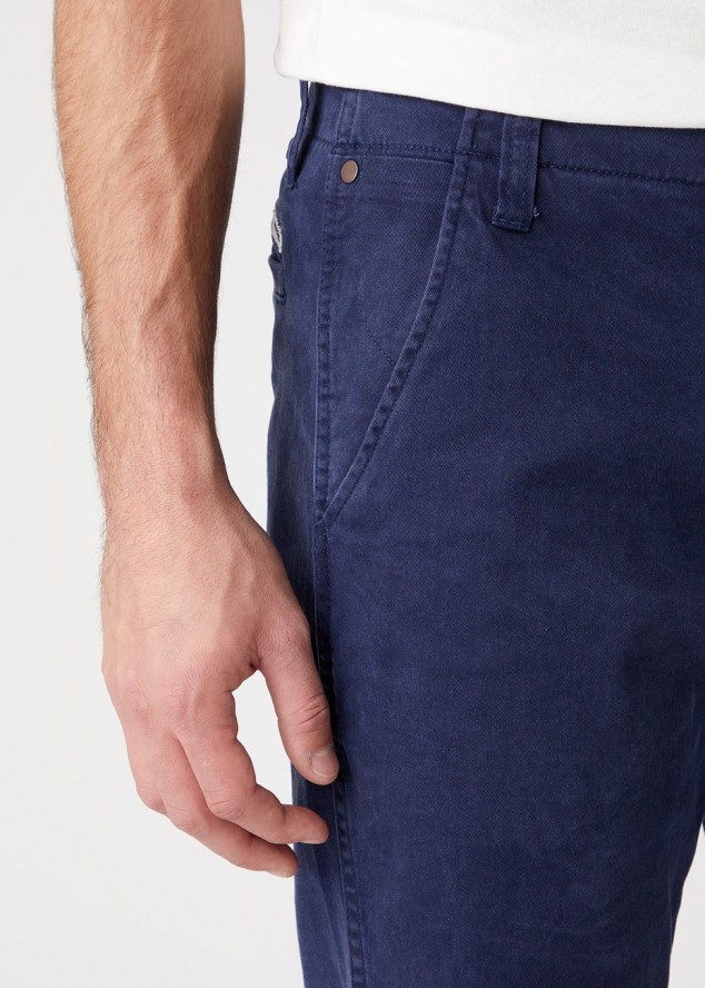 WRANGLER SPODNIE MĘSKIE CASEY CHINO LAKEPORT BLUE W1C050B08 112324479