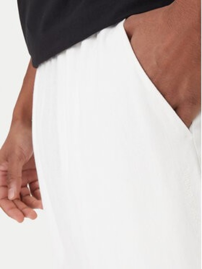 Emporio Armani Spodnie materiałowe EM000586 AF20590 U0002 Biały Regular Fit