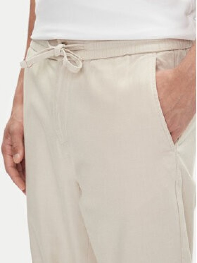 Mustang Spodnie materiałowe Milano 1016330 Biały Tapered Fit