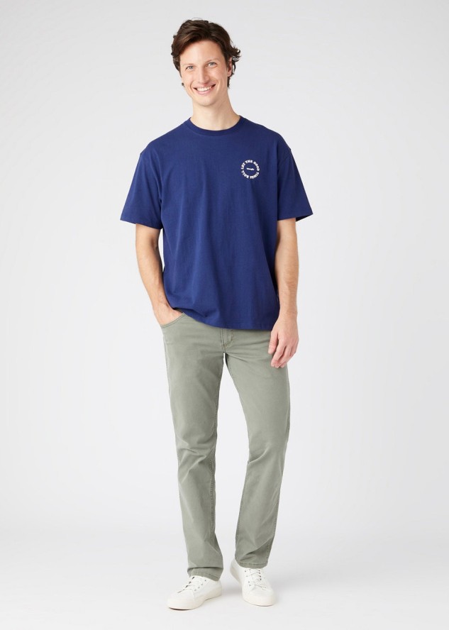 WRANGLER GREENSBORO MĘSKIE SPODNIE MATERIAŁOWE DUSTY OLIVE W15QY665M 112145836