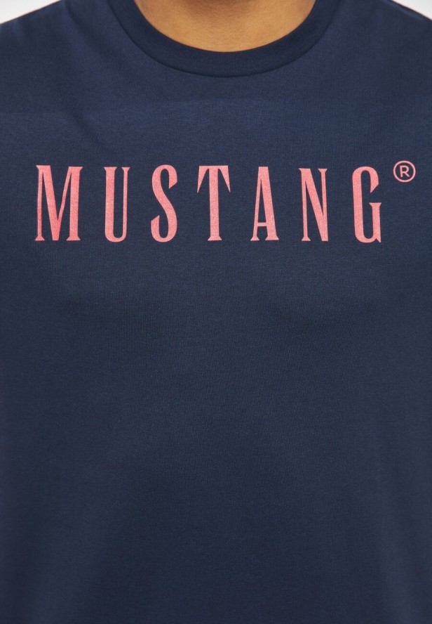 MUSTANG Style Alex C LOGO Tee MĘSKI T-SHIRT KOSZULKA NADRUK LOGO BLUE NIGHTS 1013221 4085