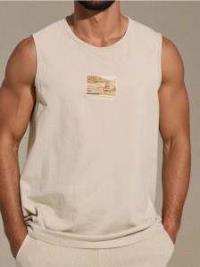 Tank top z ozdobnym drobnym nadrukiem - beżowy