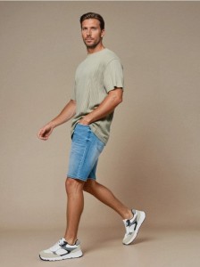 Jeansowe szorty slim fit z kieszeniami - niebieski