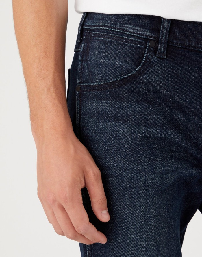 WRANGLER LARSTON MĘSKIE SPODNIE JEANSOWE DUSKY NIGHT W18SMI299