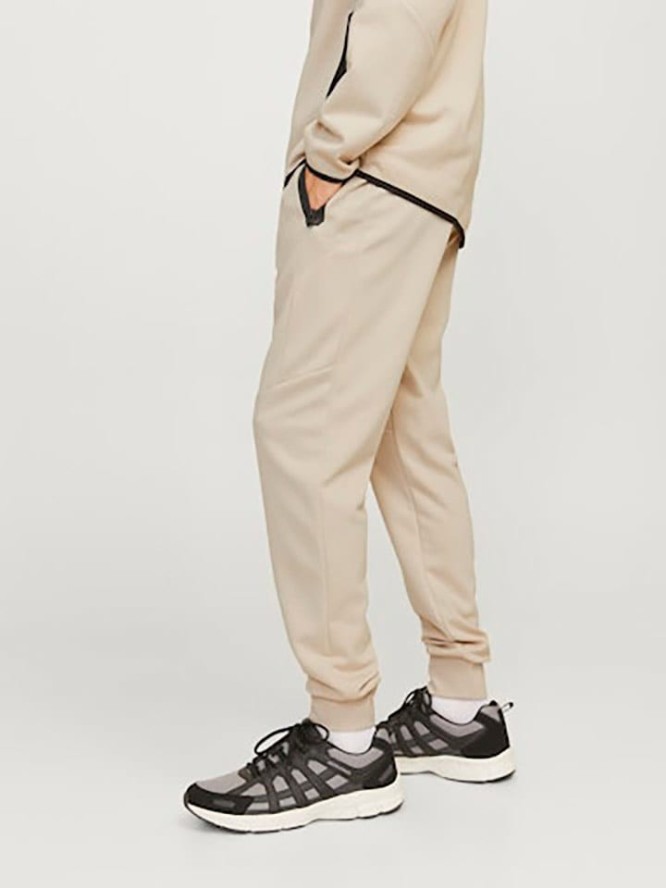Jack & Jones Spodnie dresowe w kolorze kremowym rozmiar: M