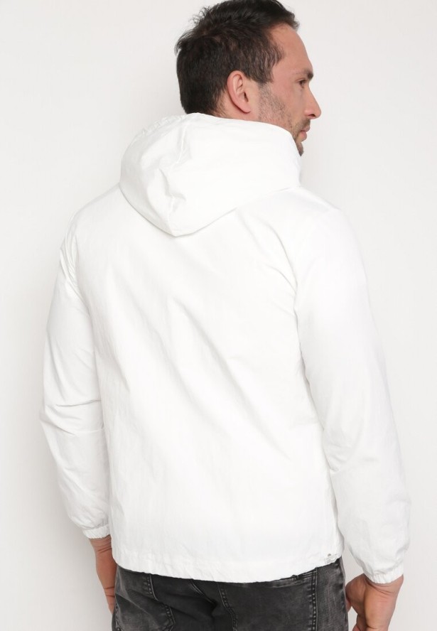 Biała Kurtka Wiatrówka z Naszywką i Kapturem Favema