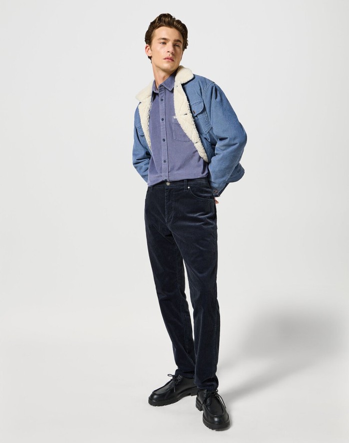 WRANGLER MĘSKIE SPODNIE SZTRUKSOWE RIVER DARK NAVY 112356784 W17T018200