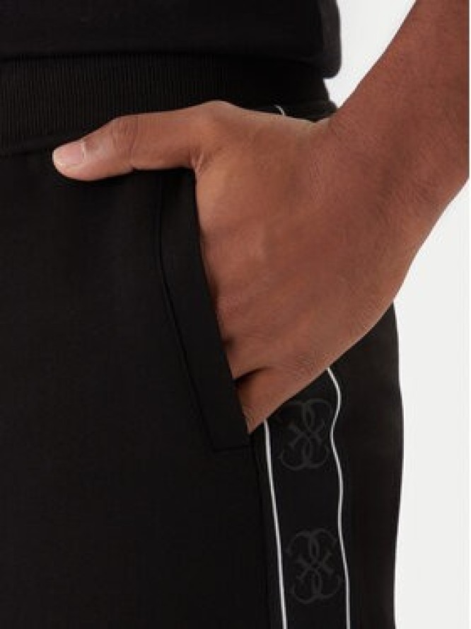 Guess Szorty materiałowe Mickey Z4RD04 KB3P2 Czarny Regular Fit