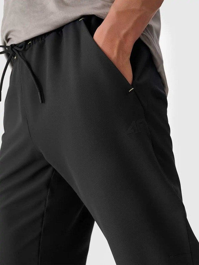 4F Spodnie dresowe w kolorze czarnym rozmiar: S