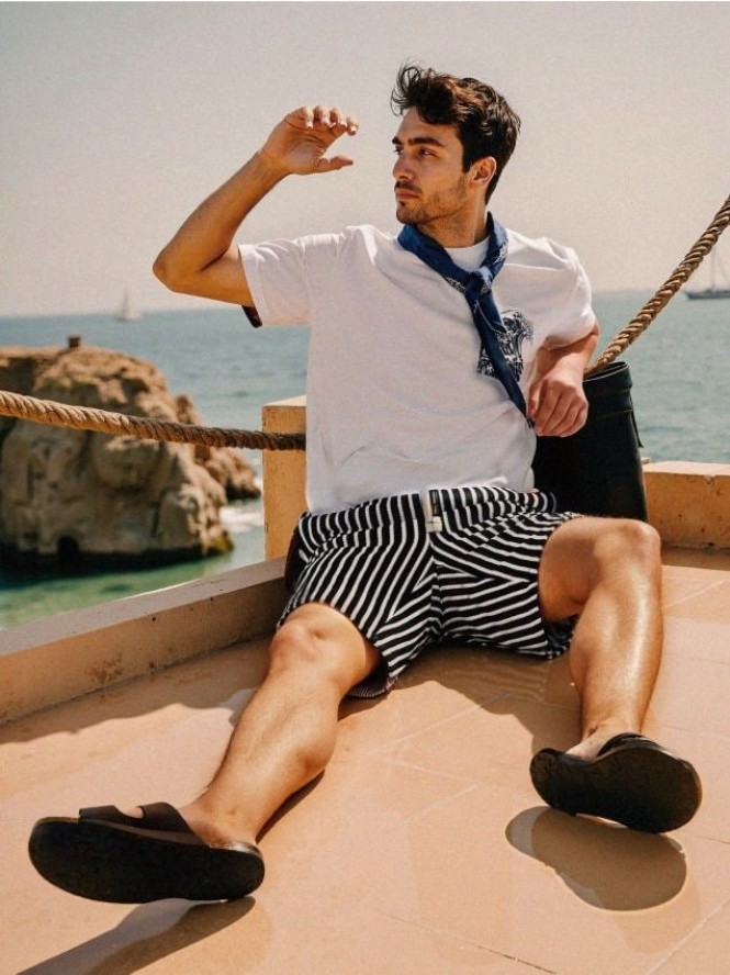 Dzianinowe szorty w paski - czarny