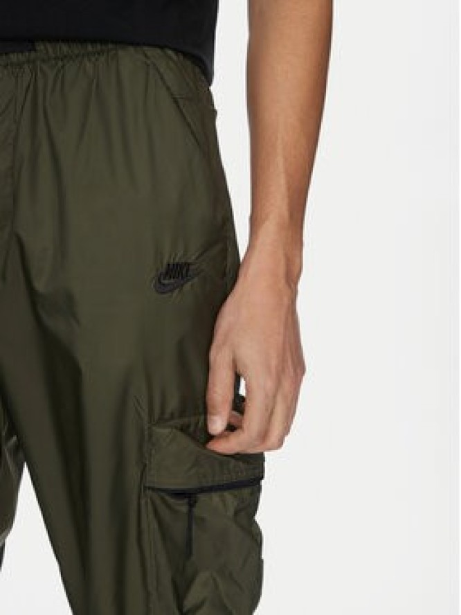 Nike Spodnie dresowe FB7911 Khaki Regular Fit