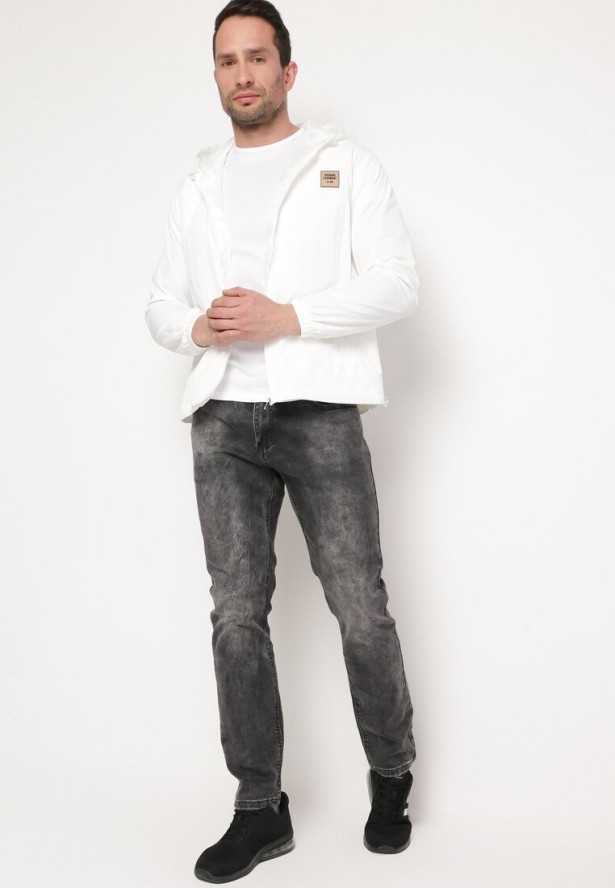 Biała Kurtka Wiatrówka z Naszywką i Kapturem Favema