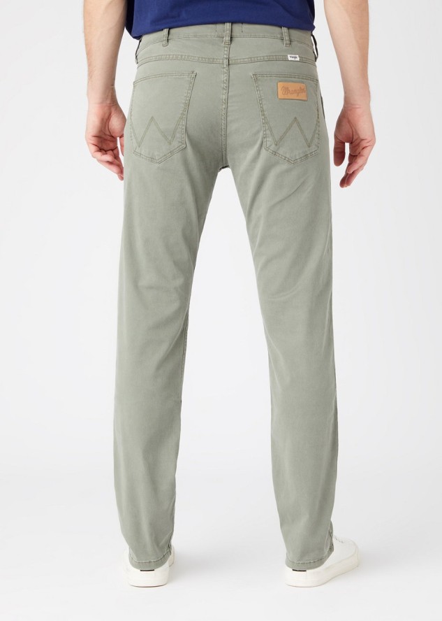 WRANGLER GREENSBORO MĘSKIE SPODNIE MATERIAŁOWE DUSTY OLIVE W15QY665M 112145836