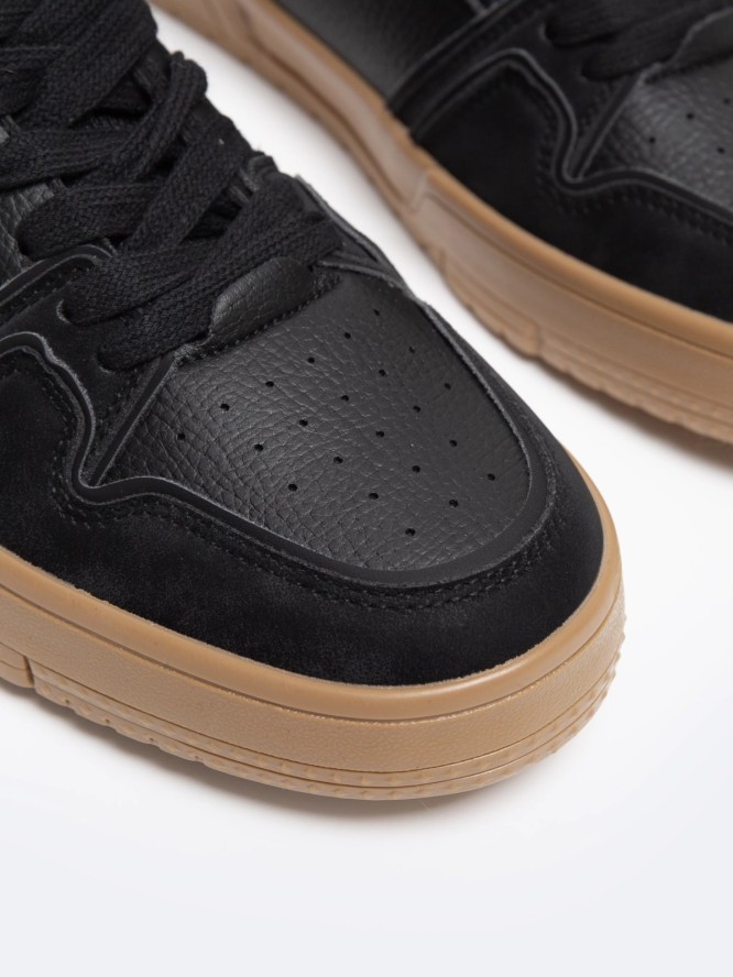Sneakersy męskie z kontrastową podeszwą czarne NN174094 906