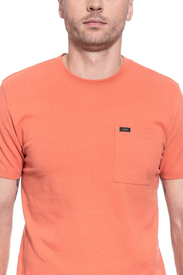 MĘSKI T-SHIRT LEE SS POCKET TEE PAPRIKA L64PSWNI 112115854