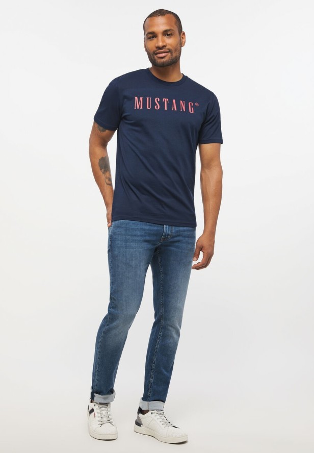 MUSTANG Style Alex C LOGO Tee MĘSKI T-SHIRT KOSZULKA NADRUK LOGO BLUE NIGHTS 1013221 4085