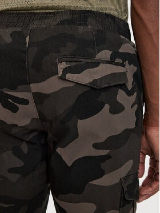 Brave Soul Joggery MTR-FINECAMOCRGR Zielony Slim Fit