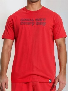 Bawełniana koszulka regular fit z napisem - czerwony
