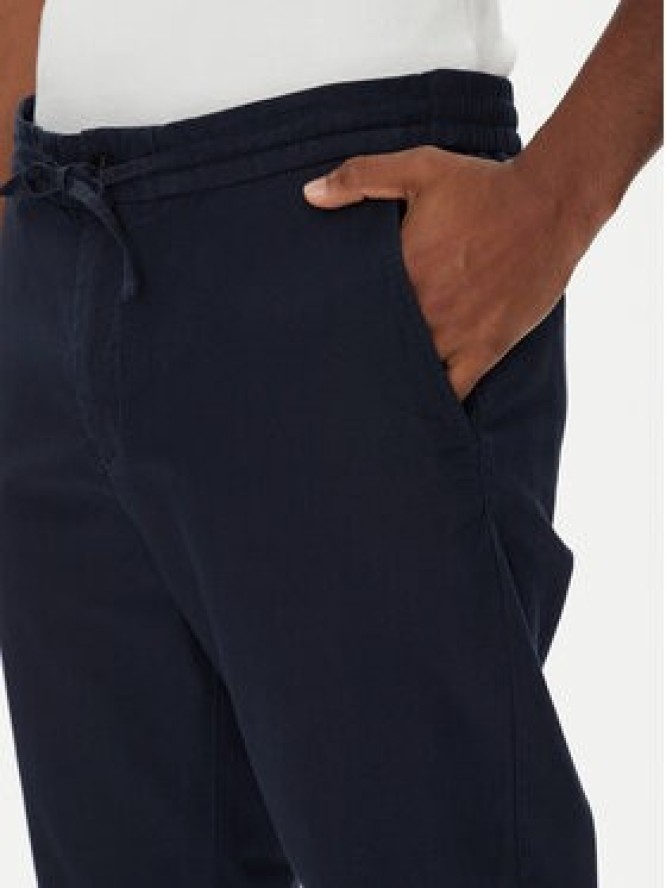 Mustang Chinosy Milano 1016436 Granatowy Tapered Fit