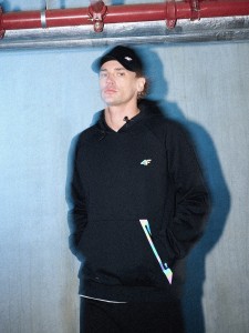 4F Bluza dresowa regular z kapturem męska - czarna M