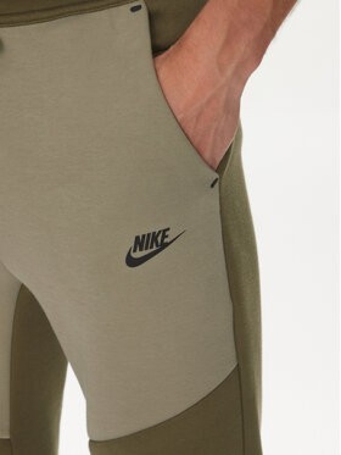 Nike Spodnie dresowe Tech HV0959 Khaki Regular Fit