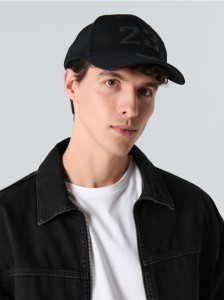 Czapka z daszkiem z aplikacją 3D - czarny