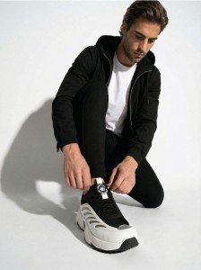 Sneakersy sportowe na grubej podeszwie - wielobarwny