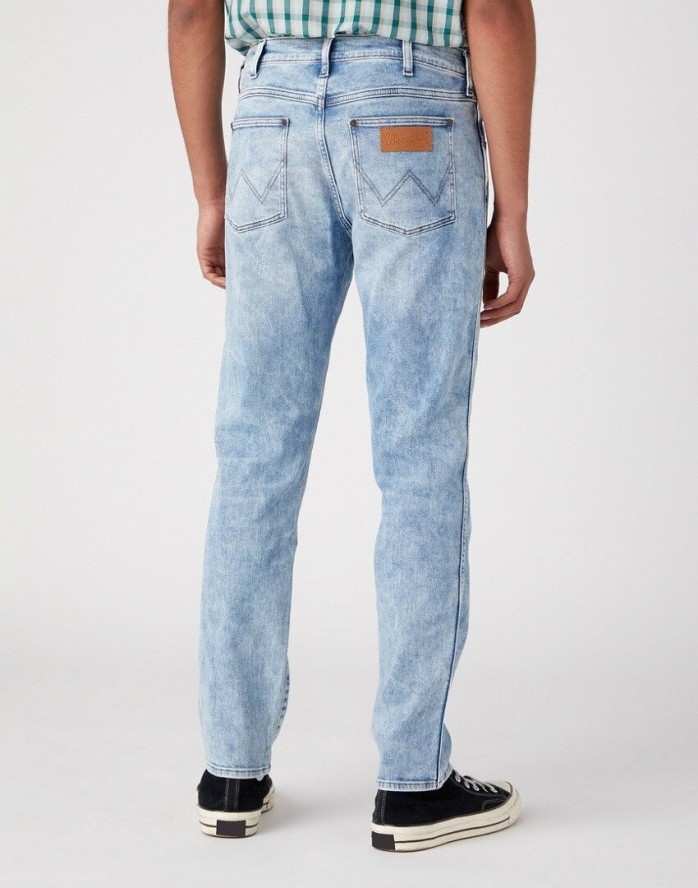 WRANGLER LARSTON MĘSKIE SPODNIE JEANSOWE DUSKY CLOUD W18SYJZ53 112331151