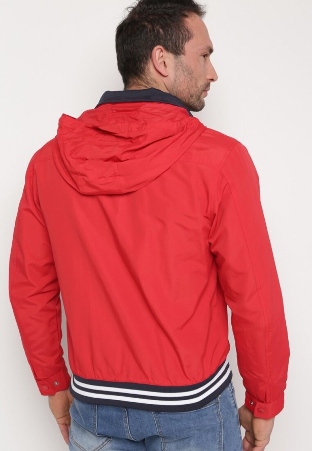 Czerwona Kurtka z Kapturem Chowanym w Stójce i Kieszeniami Naienna
