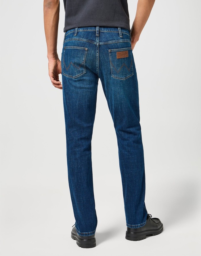 MĘSKIE SPODNIE JEANSOWE WRANGLER GREENSBORO AZURE FADE 112357206