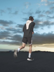 4F Bluza do biegania regular z kapturem męska - czarna L