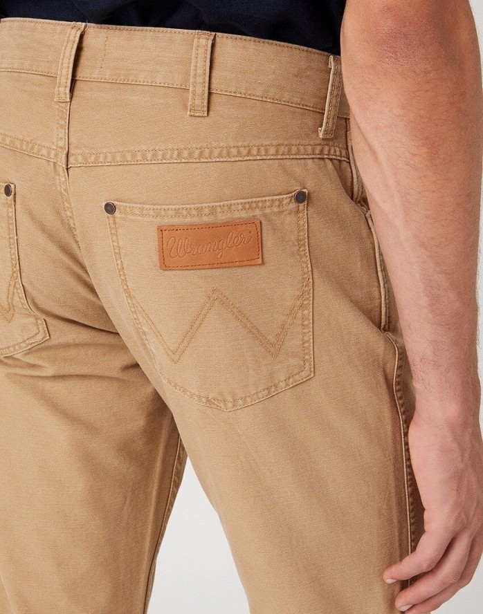 WRANGLER GREENSBORO MĘSKIE SPODNIE MATERIAŁOWE TIGERS EYE W15QDRC20 112334233