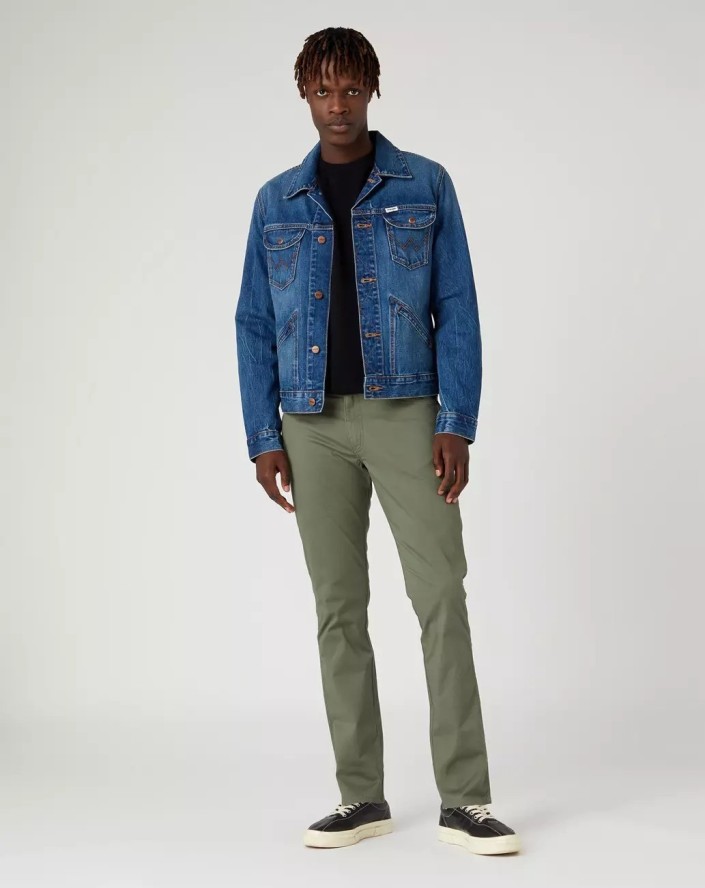 WRANGLER LARSTON MĘSKIE SPODNIE MATERIAŁOWE DUSTY OLIVE W18SEAX45 112330756