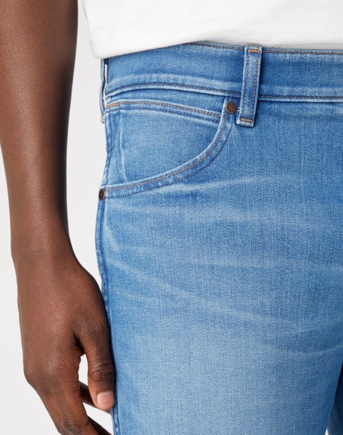 WRANGLER LARSTON MĘSKIE SPODNIE JEANSOWE COSMIC W18SMJ347