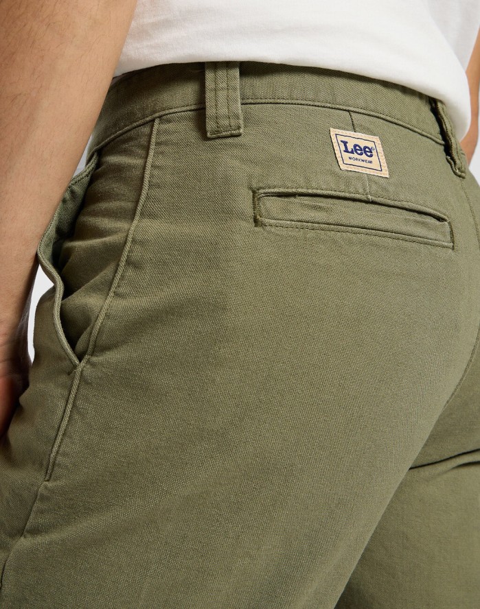 LEE MĘSKIE SPODNIE MATERIAŁOWE RELAXED WORKWEAR CHINO MERCANTIL GREEN 112355786 L78K008526