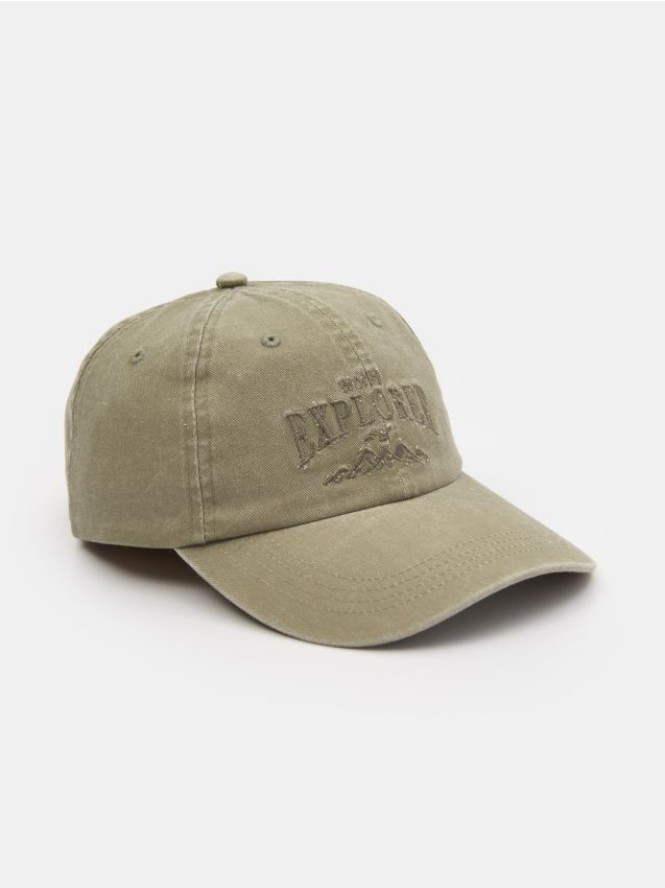 Czapka z daszkiem z haftowanym napisem - zielony