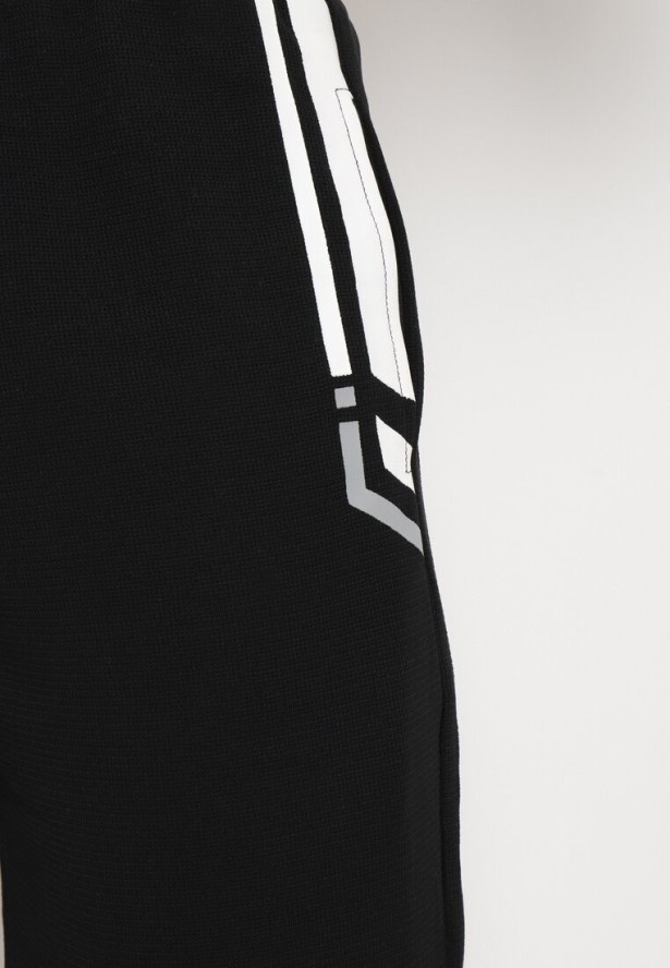 Czarne Szorty Sportowe z Ozdobnymi Wstawkami i Gumką w Pasie Strila