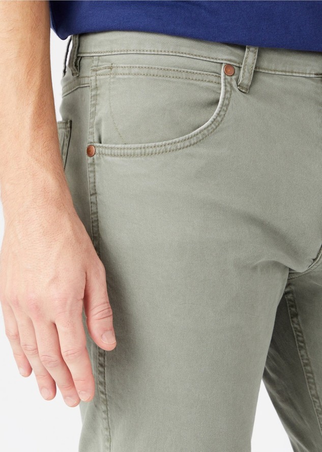 WRANGLER GREENSBORO MĘSKIE SPODNIE MATERIAŁOWE DUSTY OLIVE W15QY665M 112145836