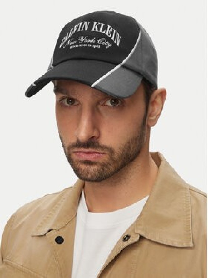 Calvin Klein Czapka z daszkiem Two Tone Seasonal Graphic Cap LV04D5088G Czarny