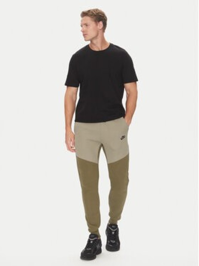 Nike Spodnie dresowe Tech HV0959 Khaki Regular Fit